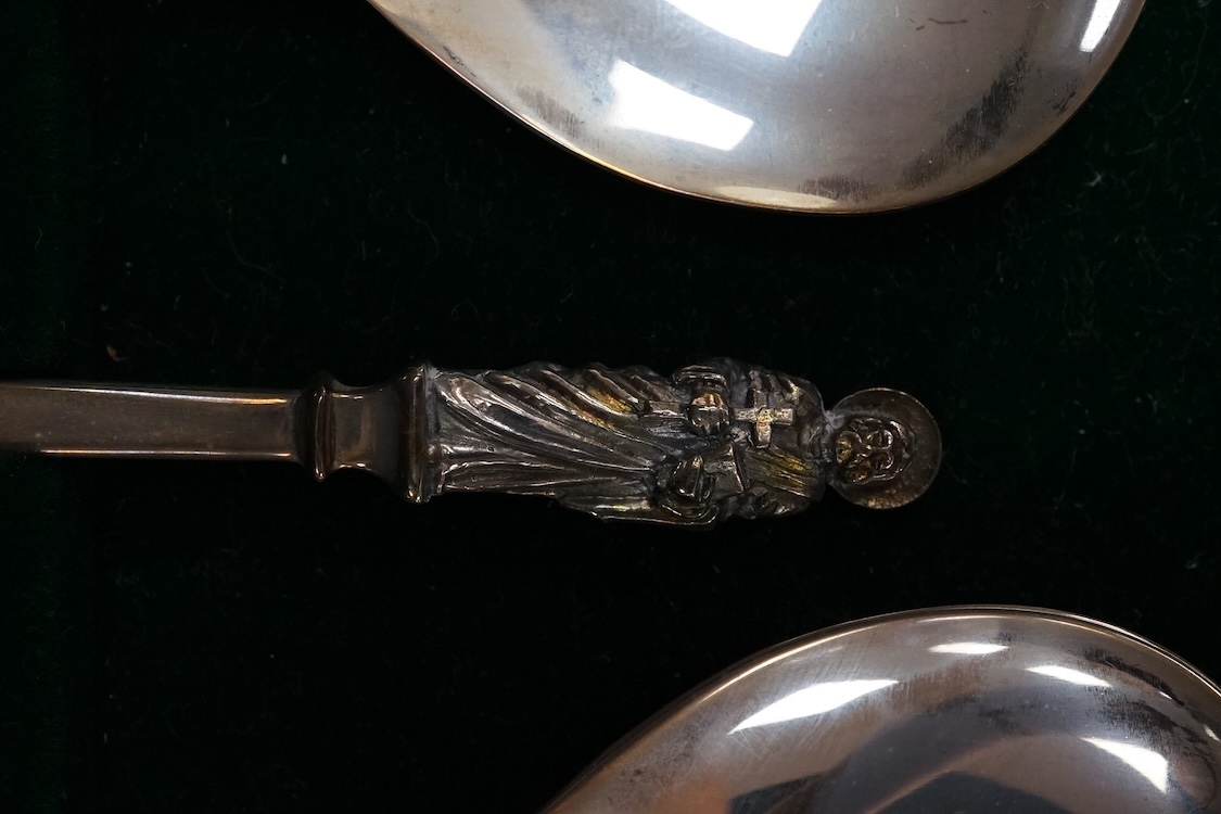 A cased set of thirteen Birmingham Mint limited edition silver apostle spoons, London, 1977, 14.3cm, 14.3oz.
